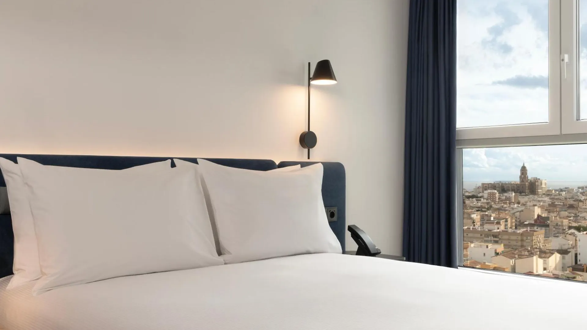 Hampton By Hilton Malaga Martiricos酒店